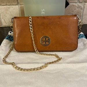 Tory Burch leather zippy wallet w crossbody wand & unbranded chain and dustbag